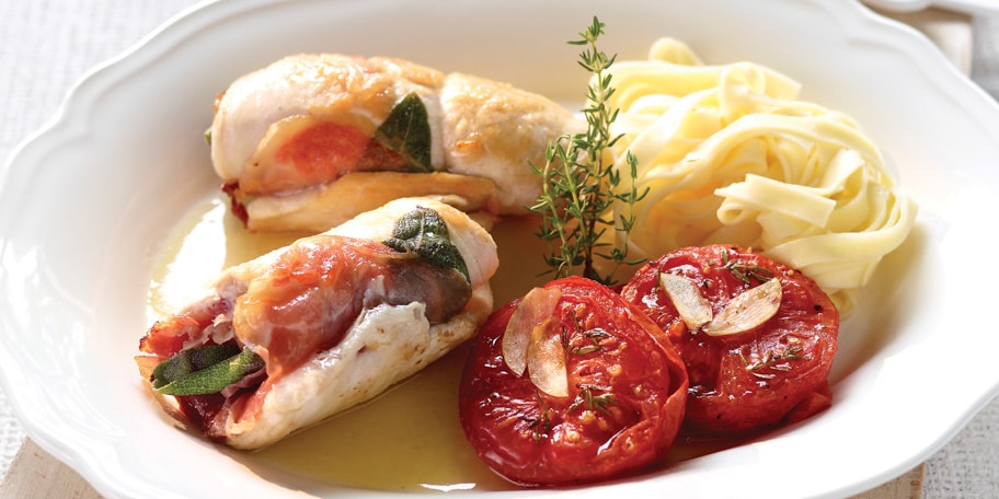 Kippenlapjes ‘saltimbocca’ met citroen en salie, halve tomaten in de oven, tagliatelle