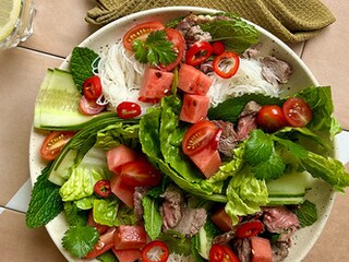 Thaise salade met runderreepjes en watermeloen, gembersaus