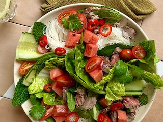 Thaise salade met runderreepjes en watermeloen, gembersaus