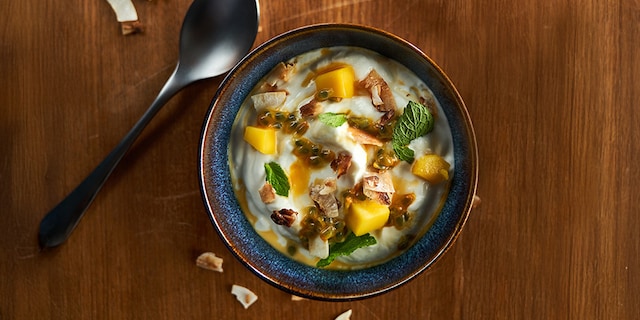Ontbijtbowl Arla Skyr met mango, passievrucht en kokosvlokken