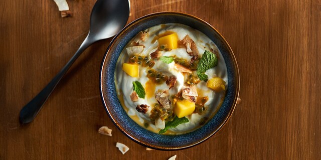 Ontbijtbowl Arla Skyr met mango, passievrucht en kokosvlokken