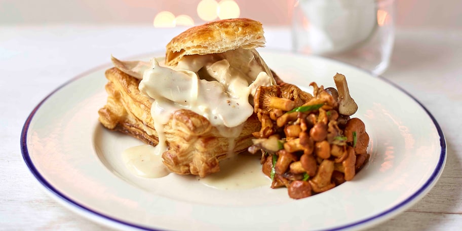 Vol-au-vent met parelhoen en bospaddenstoelen