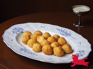 Pommes dauphine met goudasaus