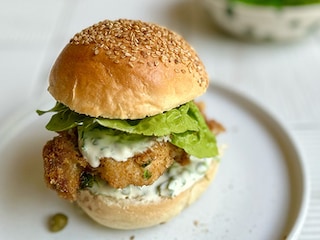 Gepaneerde kalfsburgers, tartaarsaus en slaatje van verse kruiden 