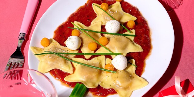 Kerstboompjes van sterravioli met tomatensaus en butternut
