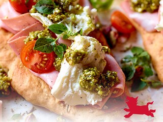 Schiacciata met mozzarella di bufala en pistachenotensalsa