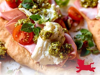 Schiacciata met mozzarella di bufala en pistachenotensalsa