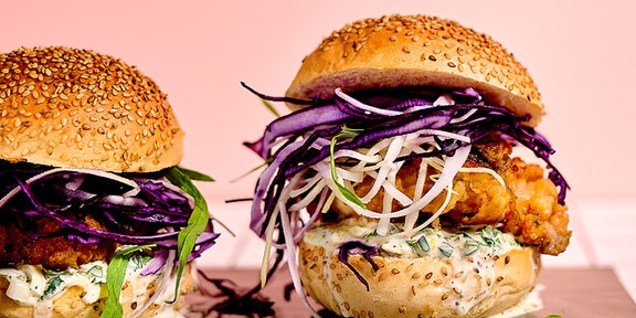 Burgers met in karnemelk gemarineerde kip