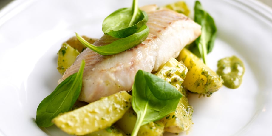 Gebakken koolvis, aardappelen en salsa verde
