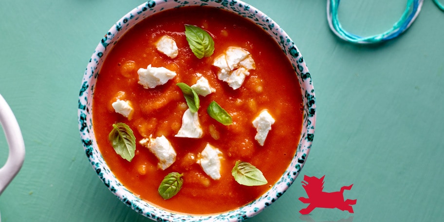Maaltijdsoep met tomaten, witte bonen en feta