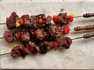 Rundsbrochettes met aubergines