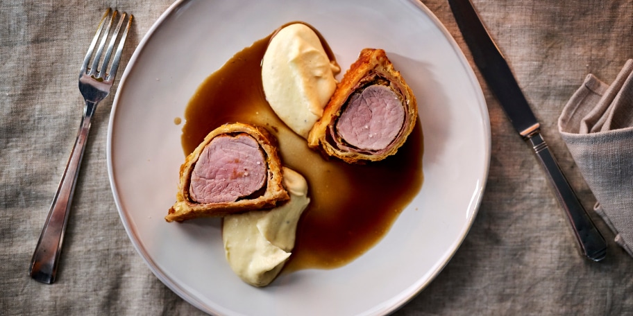 Filets mignons en croûte, crème de panais et jus aux truffes