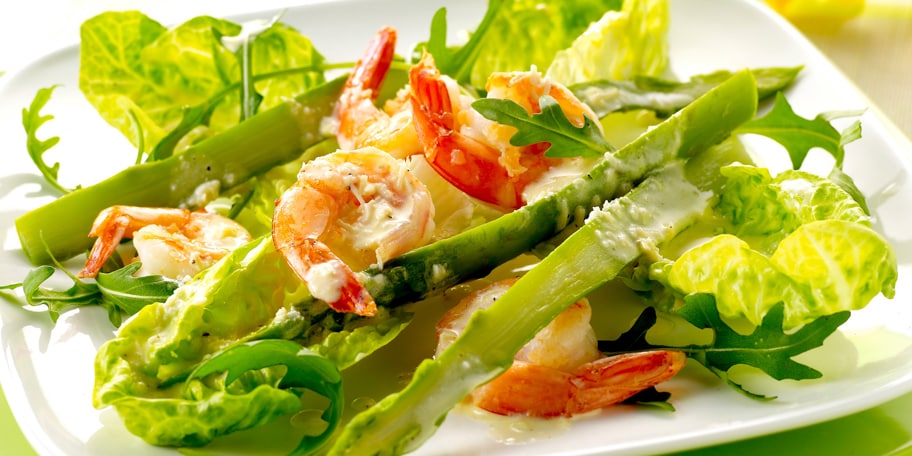 Salade de parmesan aux scampis et aux asperges