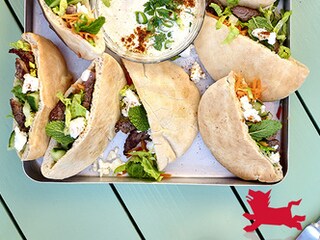 Pita's met gepelde steak en feta-yoghurtsaus