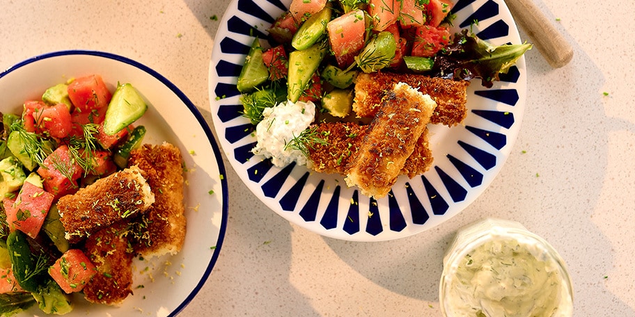 Griekse zomersalade met fetakroketjes
