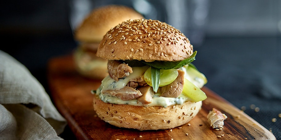 Buns à l'effiloché de perdreau, mayonnaise à l’estragon et pickles de raisins