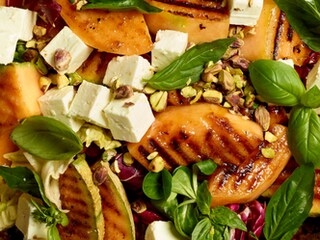 Fijnproeverssalade met gegrilde meloen, feta en pistachenoten