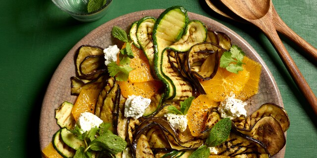 Marokkaanse gegrilde groentesalade met geitenkaas en sinaasappel
