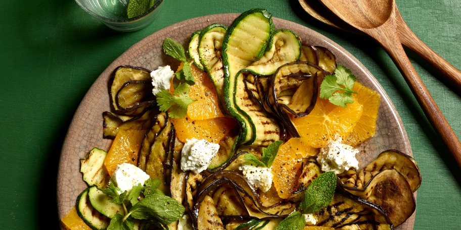 Marokkaanse gegrilde groentesalade met geitenkaas en sinaasappel