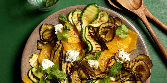 Marokkaanse gegrilde groentesalade met geitenkaas en sinaasappel