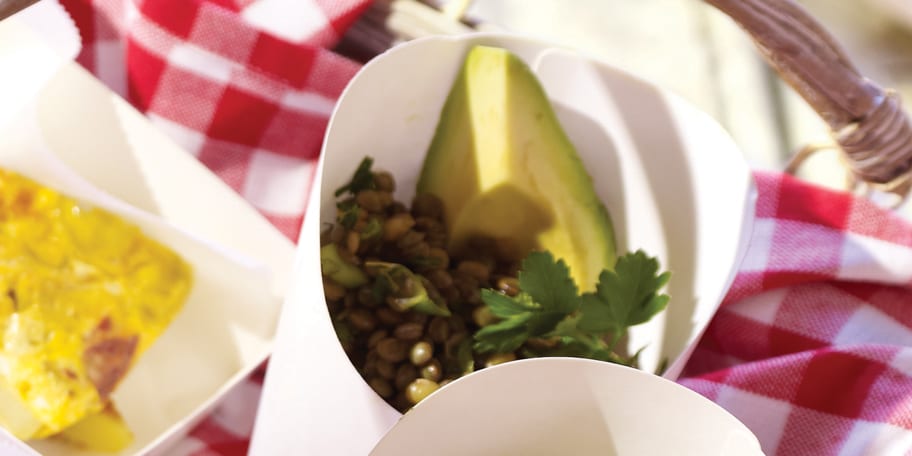 Zoutarme salade van groene linzen met verse munt en avocado