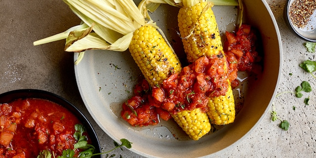 Pittige tomatensalsa met gegrilde maiskolf