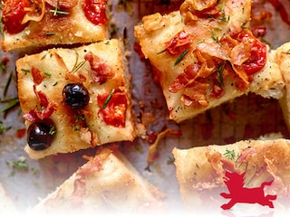 Focaccia met kerstomaten, olijven en pancetta