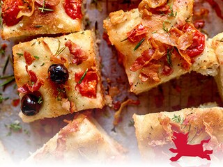 Focaccia met kerstomaten, olijven en pancetta