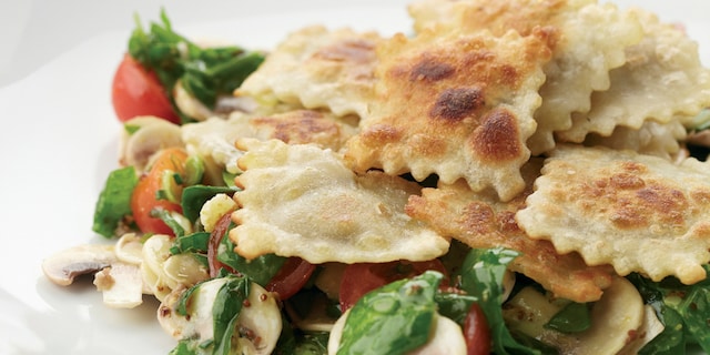 Gebakken ravioli met een spinazie-champignonsalade