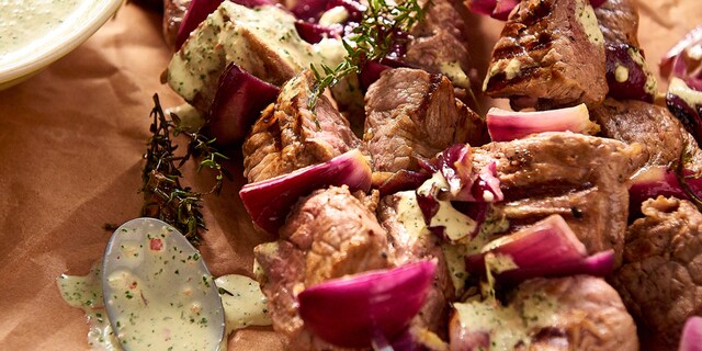 Rundbrochettes met kruidige yoghurtsaus