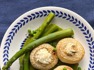 Oignons farcis au risotto, sauce au cresson et légumes de printemps