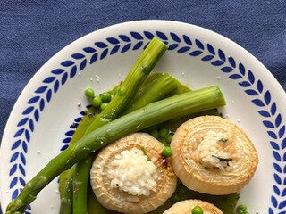 Oignons farcis au risotto, sauce au cresson et légumes de printemps
