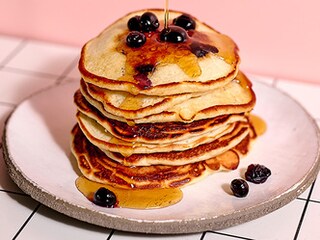 Pancakes au lait battu et aux myrtilles