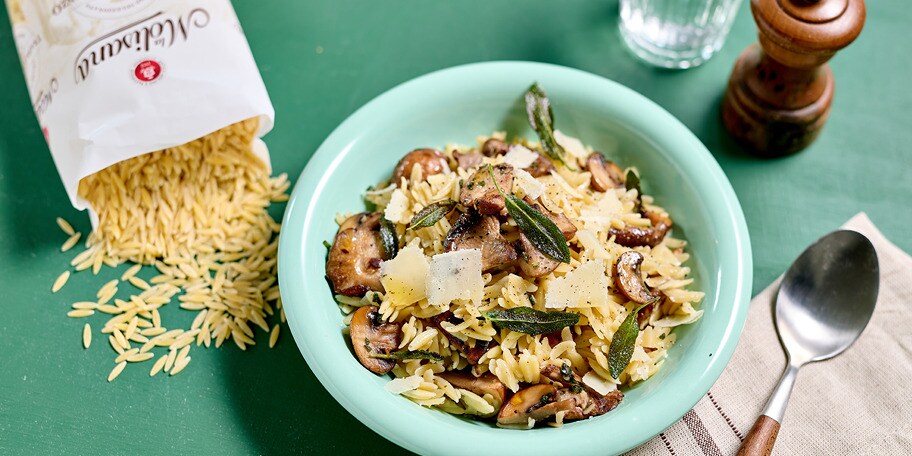 Orzo au beurre noisette, champignons et sauge croustillante