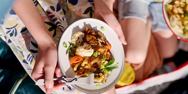 Salade de macaronis au poulet rôti, légumes grillés et mayo au paprika