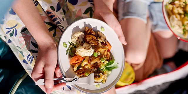 Salade de macaronis au poulet rôti, légumes grillés et mayo au paprika