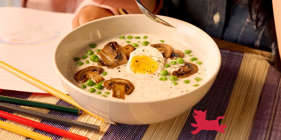 Gezouten porridge met zachtgekookte eieren, kaas, champignons en erwtjes