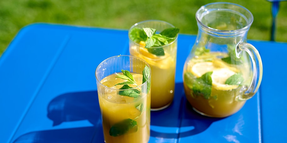 Huisgemaakte citroen-matcha limonade