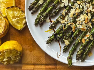 Gegrilde groene asperges met citroen en amandelschilfers