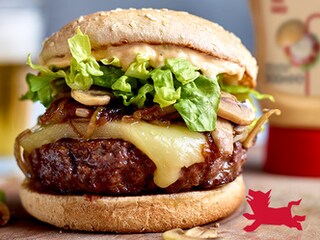 Burgers met uienkonfijt, raclettekaas en champignons