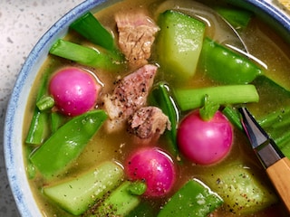 Bouillon d’agneau aux légumes de printemps