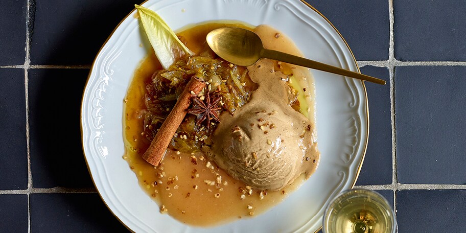 Chicons caramélisés, glace au café et sauce aux pommes