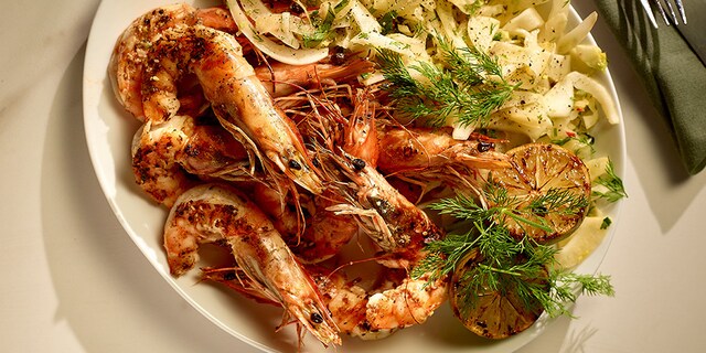 Gambas grillées et salade de fenouil "leche de tigre"