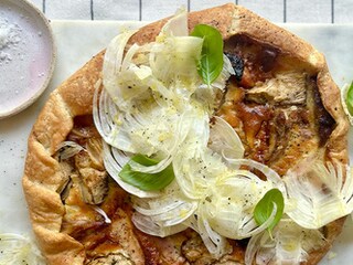 Tarte fine aux artichauts et au poulet, salade de fenouil