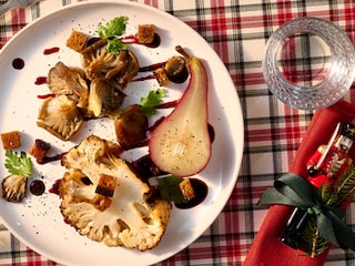 Chou-fleur rôti, poires au vin, poêlée de pleurotes et sauce au pain d’épices