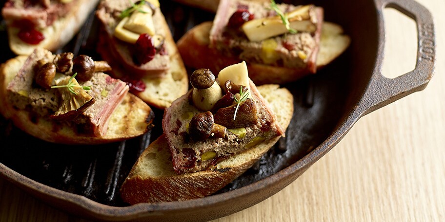 Bruschettas au pâté de cerf maison et poêlée de champignons des bois