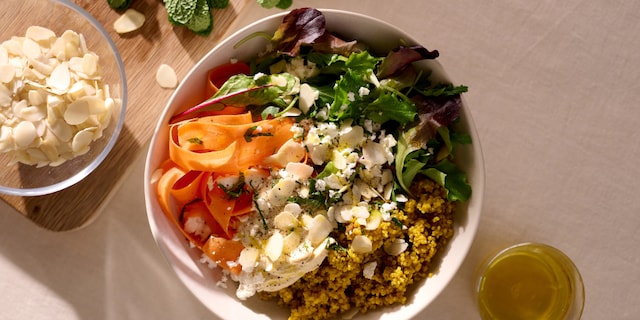 Salade de quinoa au curcuma, carottes et houmous