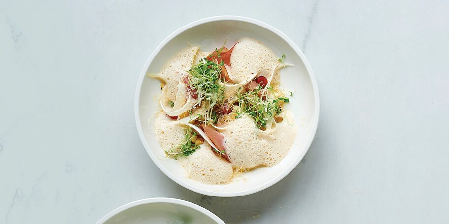 Aspergeslaatje met Ardense ham en espuma van blanke boter