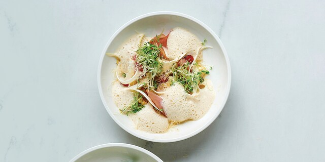 Aspergeslaatje met Ardense ham en espuma van blanke boter