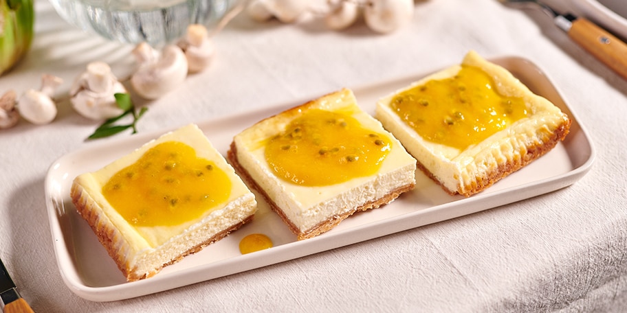 Cheesecake met mango-passievruchtencoulis